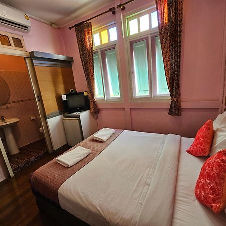 Samsen Sam Place Bangkok Exterior photo