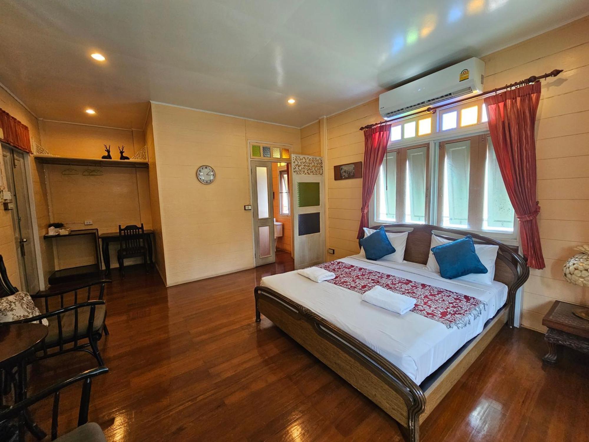 Samsen Sam Place Bangkok Exterior photo