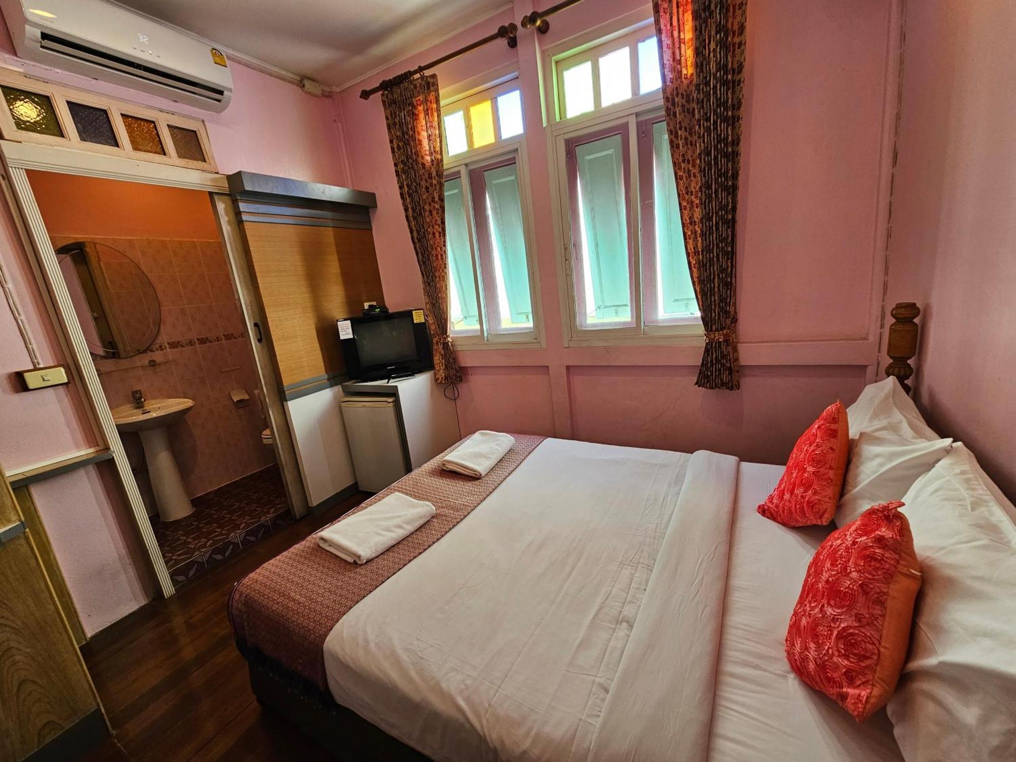 Samsen Sam Place Bangkok Exterior photo