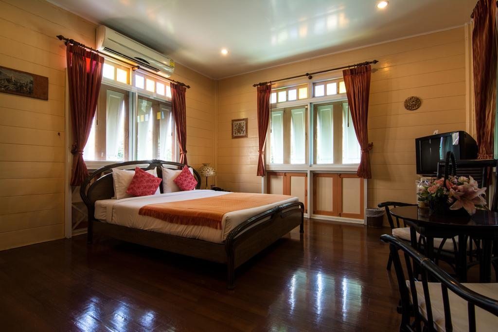 Samsen Sam Place Bangkok Exterior photo