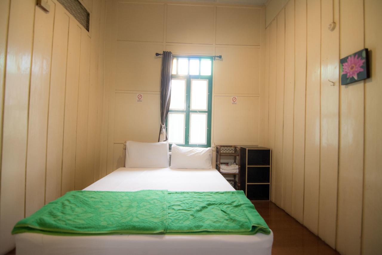 Samsen Sam Place Bangkok Exterior photo