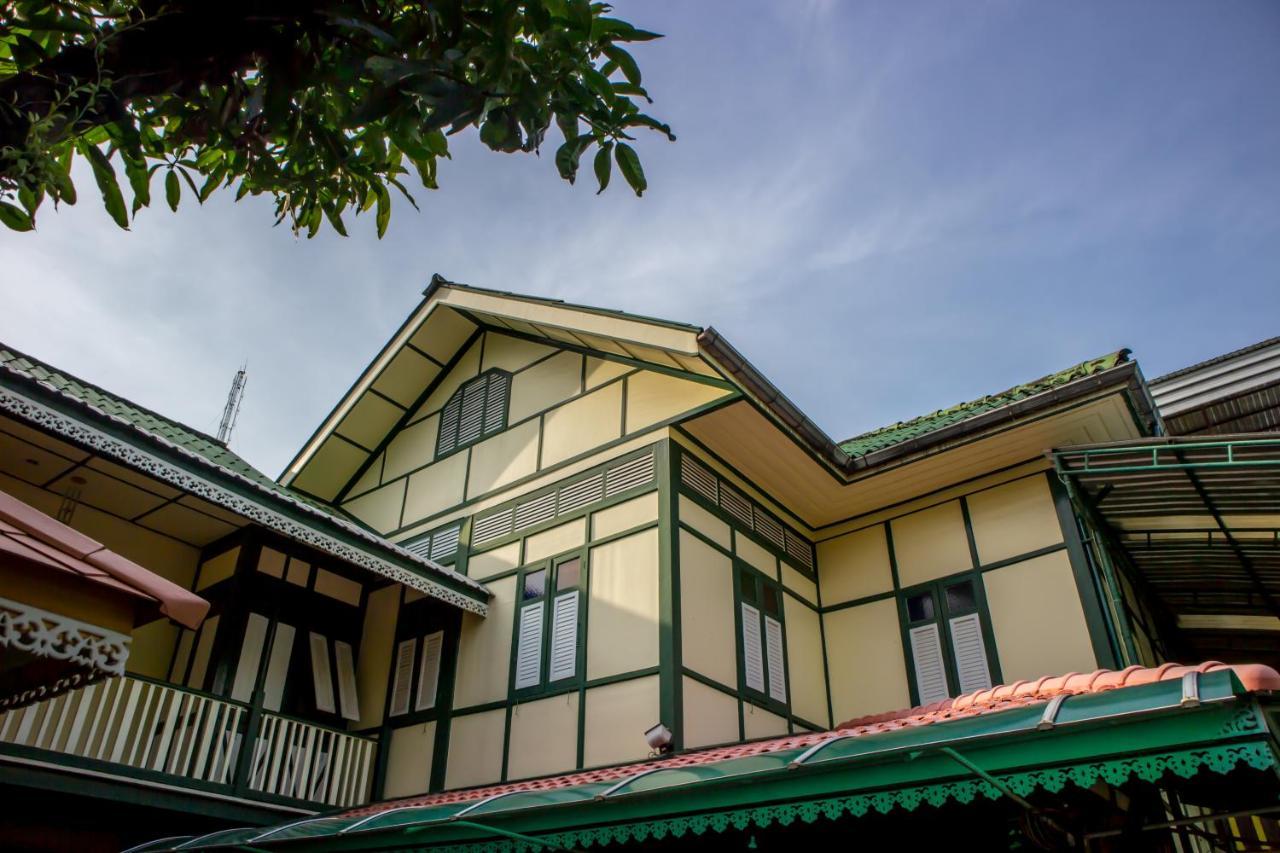 Samsen Sam Place Bangkok Exterior photo