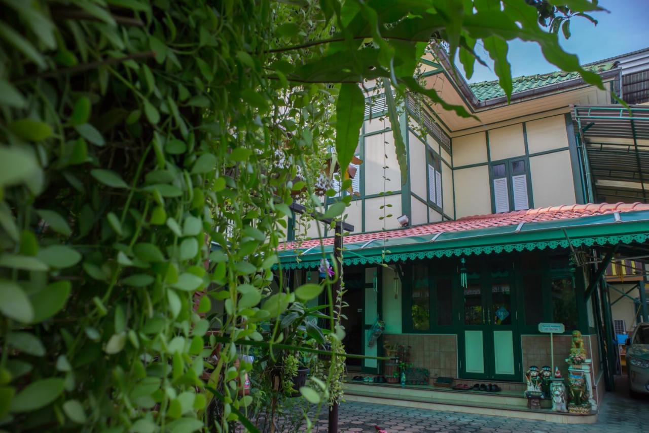 Samsen Sam Place Bangkok Exterior photo