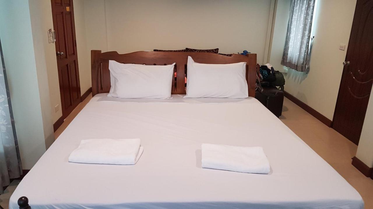 Samsen Sam Place Bangkok Exterior photo